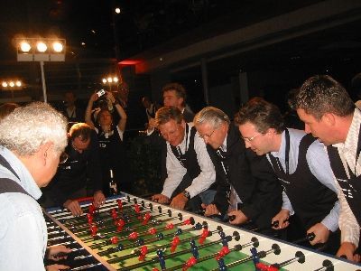 Acht Männer spielen am XXL Tischkicker